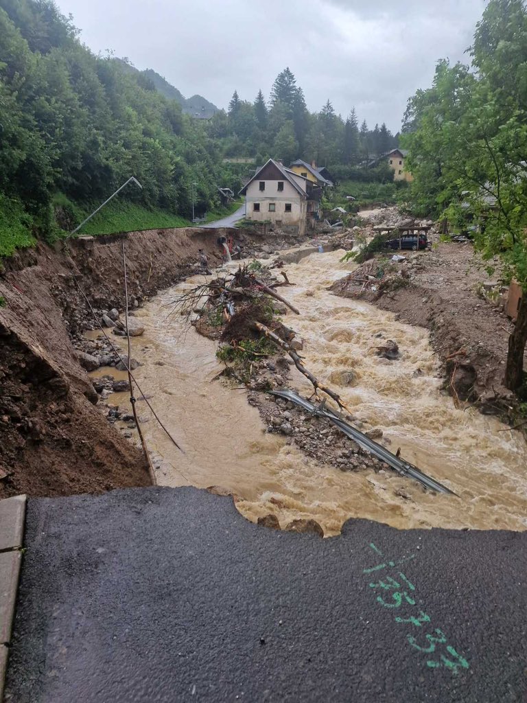 Slovenya’da bir günde yağan rekor yağış sele neden oldu (EK FOTOĞRAFLAR)