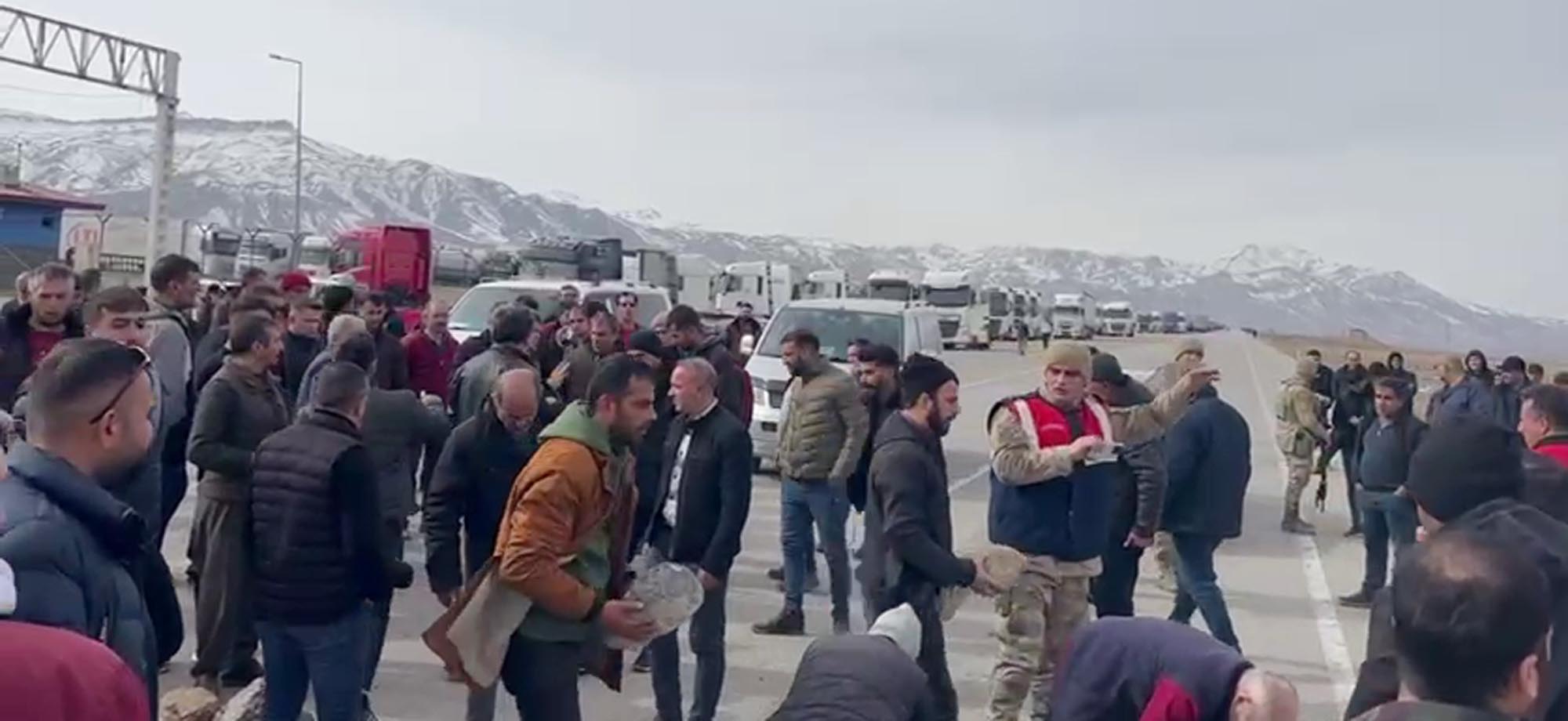 Sınırda TIR kuyruğu 30 kilometreyi buldu, sürücüler taş dizip yolu ulaşıma kapattı 