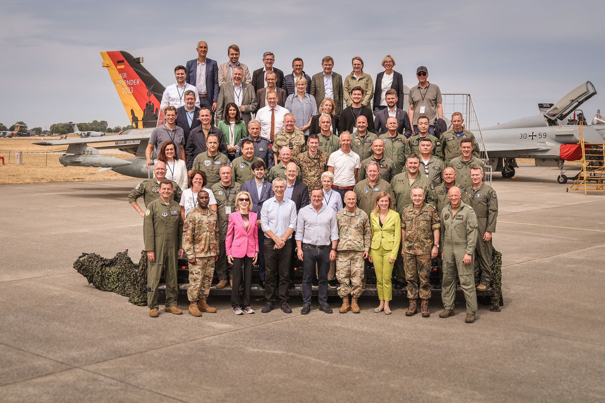 Stoltenberg, Almanya’da Air Defender tatbikatına katılan personelle bir araya geldi