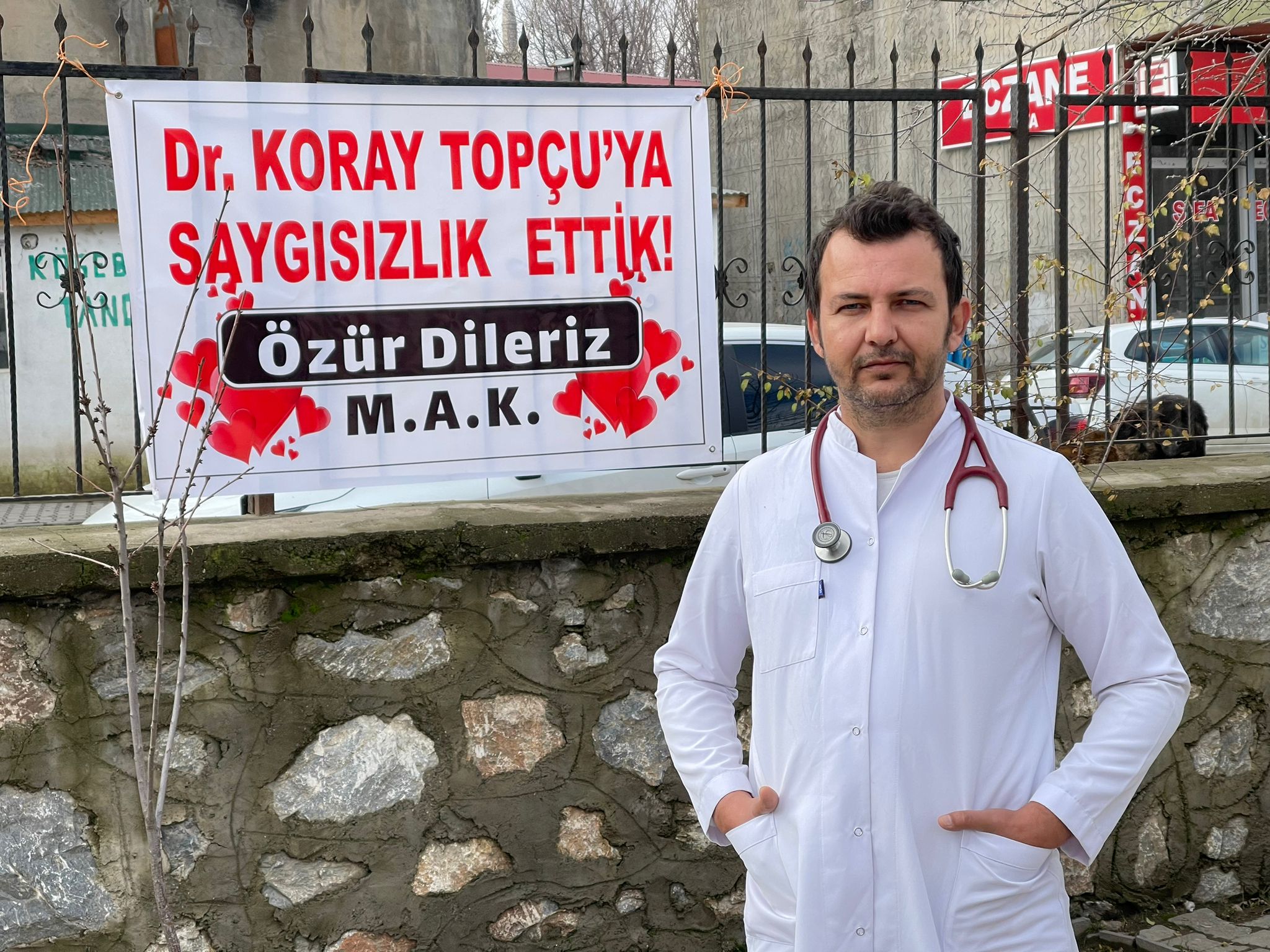 Tartıştıkları doktordan pankartla özür dilediler