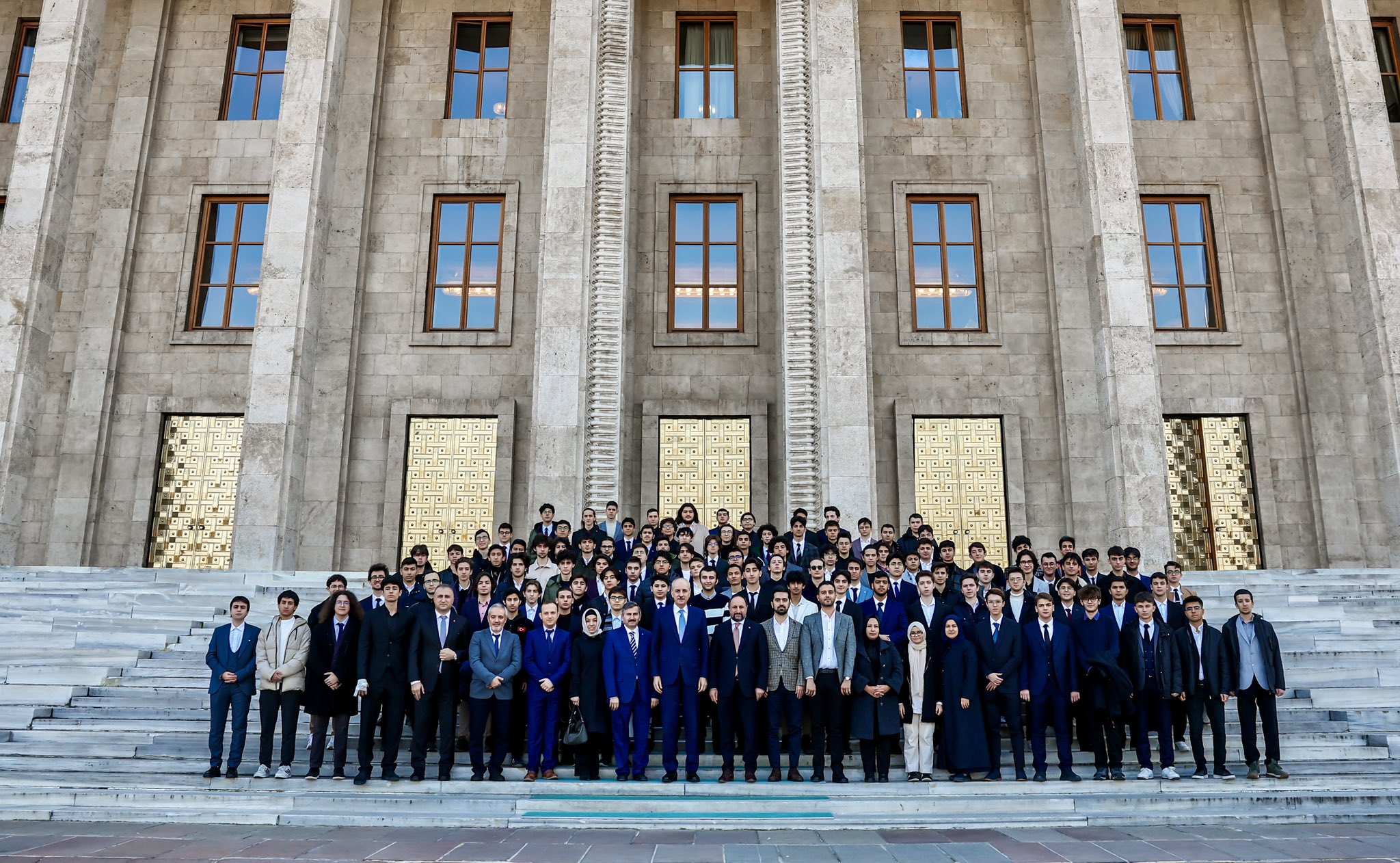 TBMM Başkanı Kurtulmuş, İmam Hatip Lisesi öğrencileri ve öğretmenlerini mecliste ağırladı