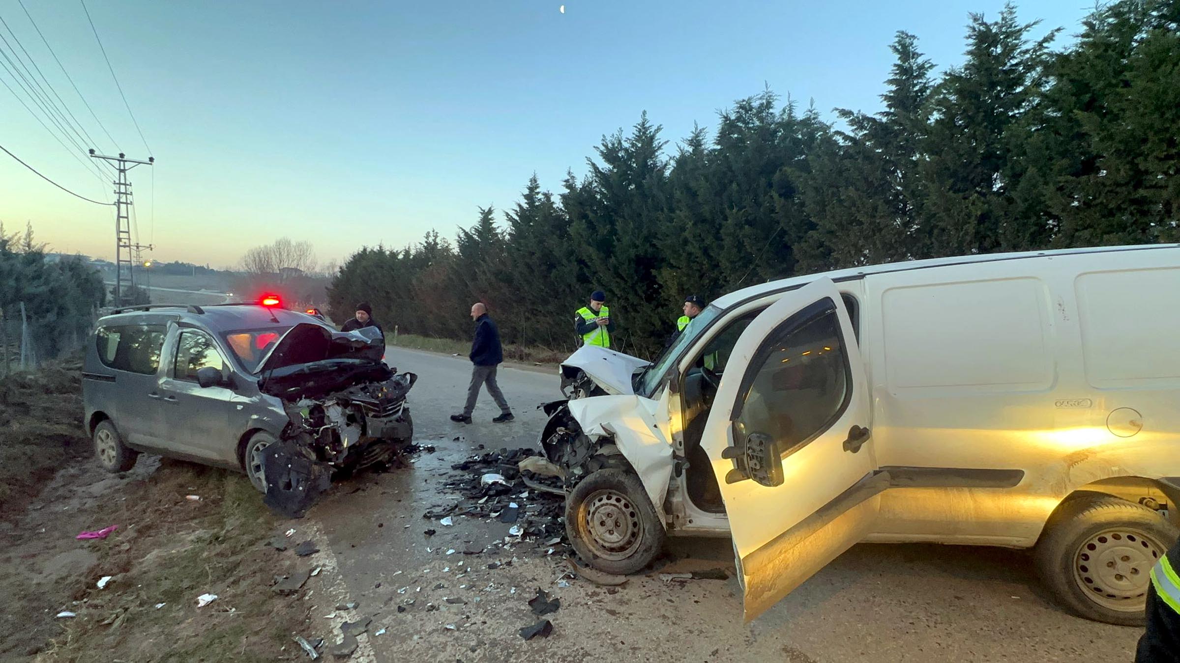 Tekirdağ’da iki hafif ticari araç çarpıştı; 4 yaralı