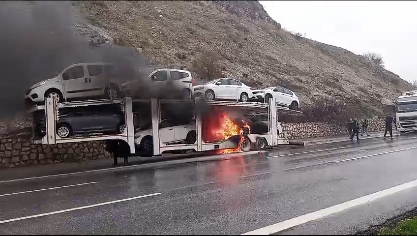 TIR alev aldı, dorsedeki 6 otomobil kullanılamaz hale geldi