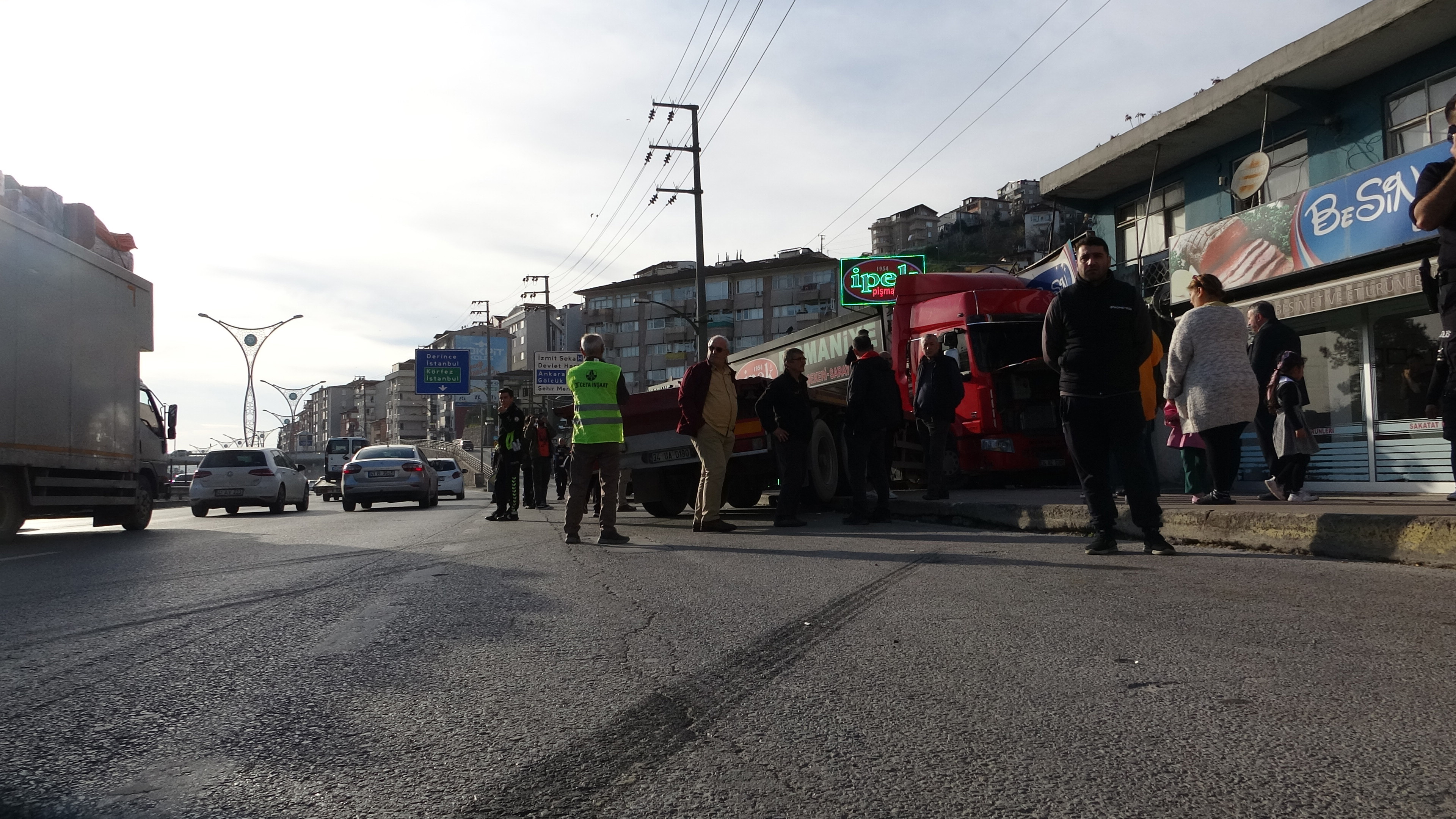 TIR, çay ocağında daldı: 4 yaralı