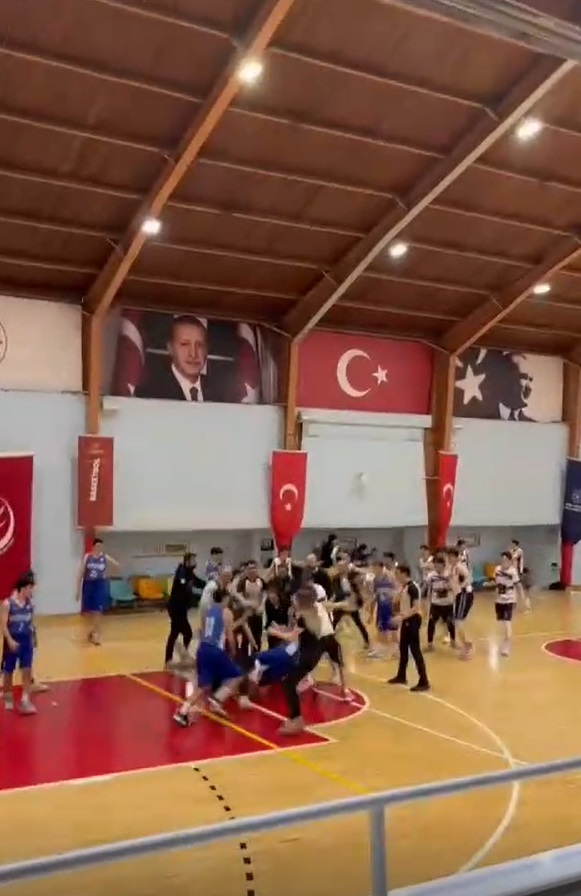 U16 maçında basket sahası boks ringine döndü; 1 oyuncunun dişleri kırıldı