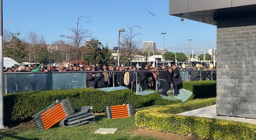 UKOME kararına taksicilerden taş ve sopalı protesto -1 