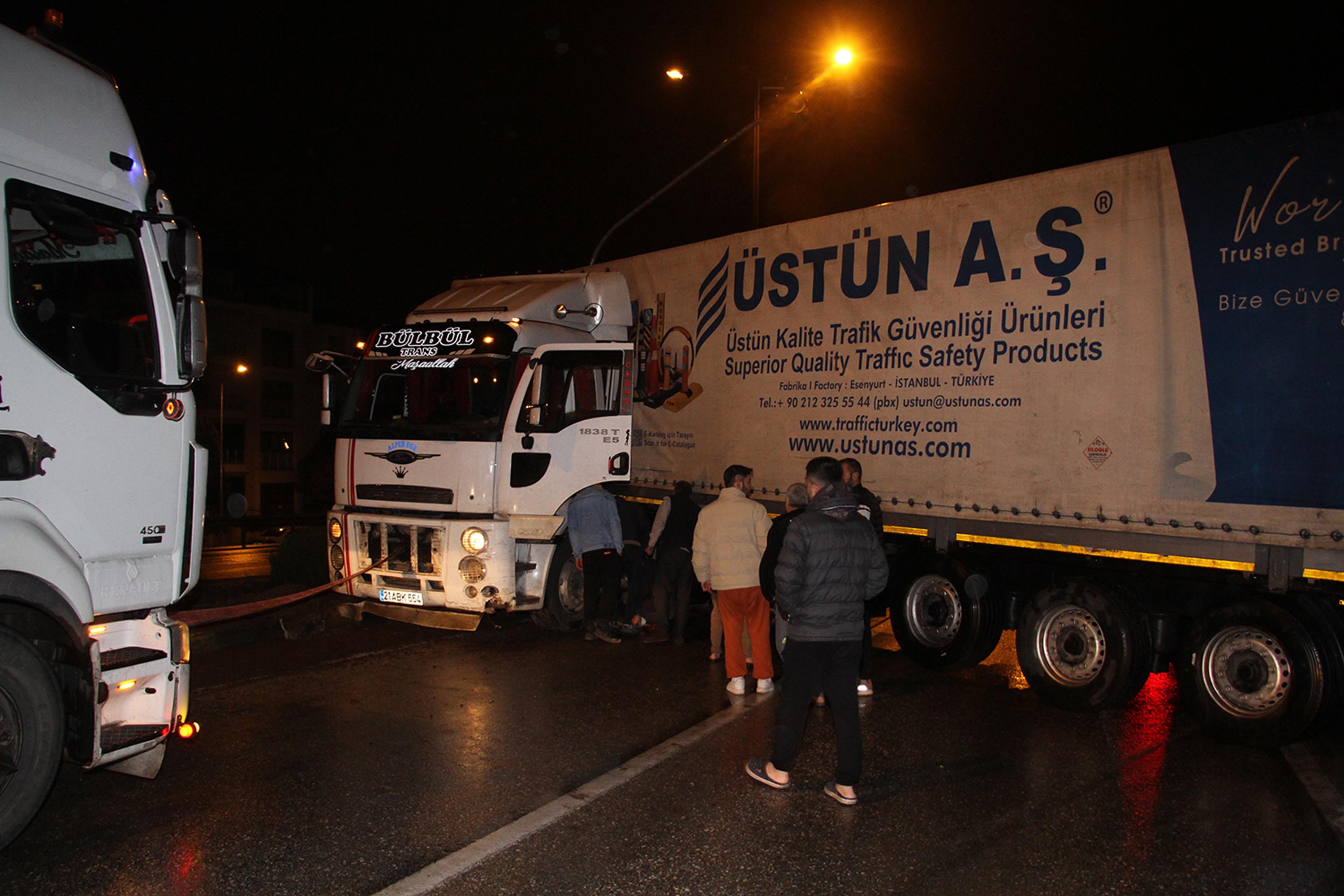 Yağışlı havada kayan TIR, yolu trafiğe kapattı