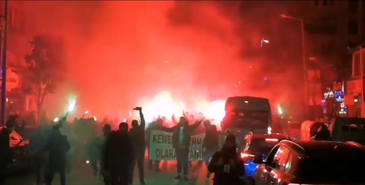 Yalova Belediye Başkan adayı Tutuk, meşalelerle karşılandı