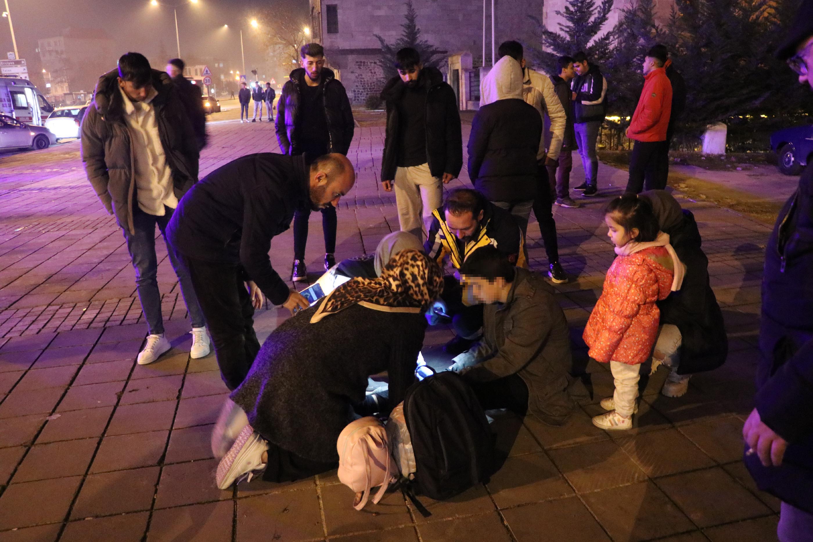 Yolda yürürken pompalı tüfekli saldırıya uğradı: 2 yaralı