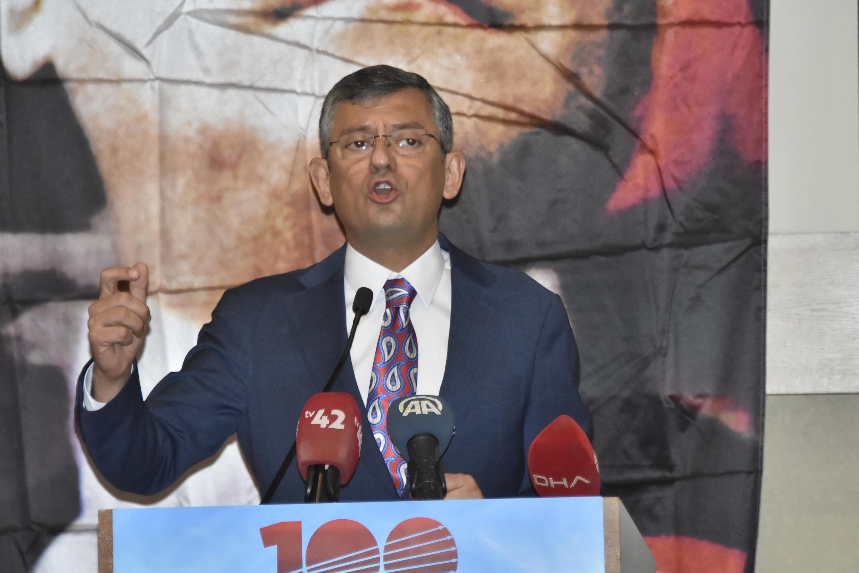 Özgür Özel: Biz birilerinin göstermek istediği gibi onun karşısında, bunun yanında değiliz 